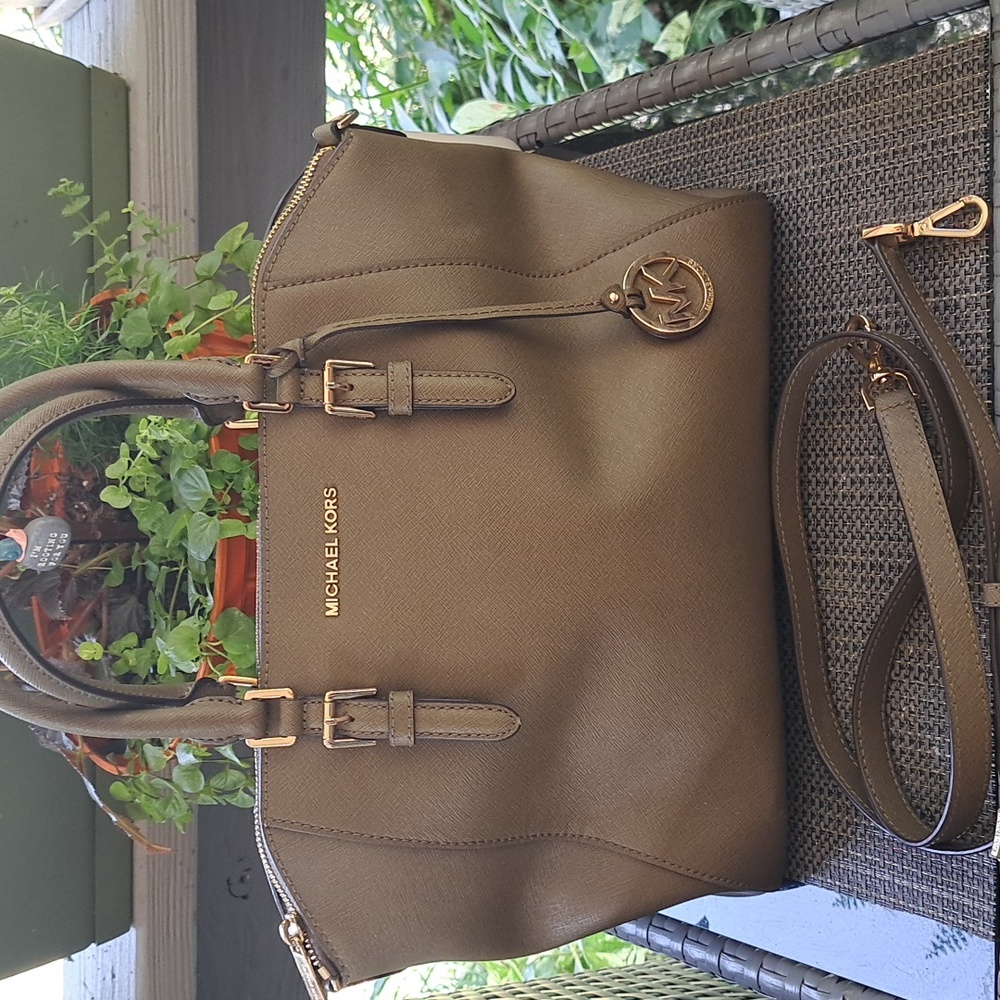 Michael Kors  Ciara Olive Green Bag with Shoulder/Crossbody Excellent Used Cond.